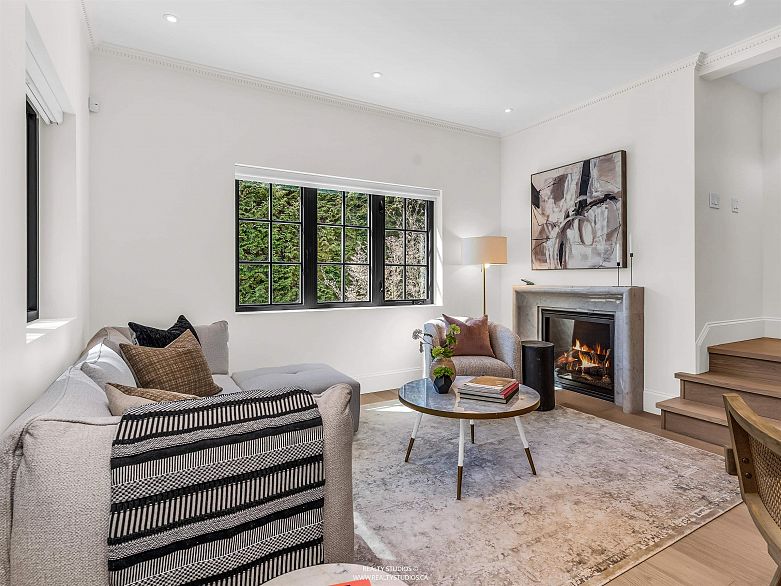 3 4088 Maple Crescent