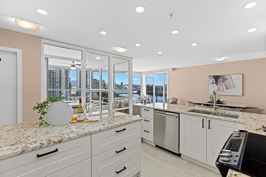 1601 1228 Marinaside Crescent