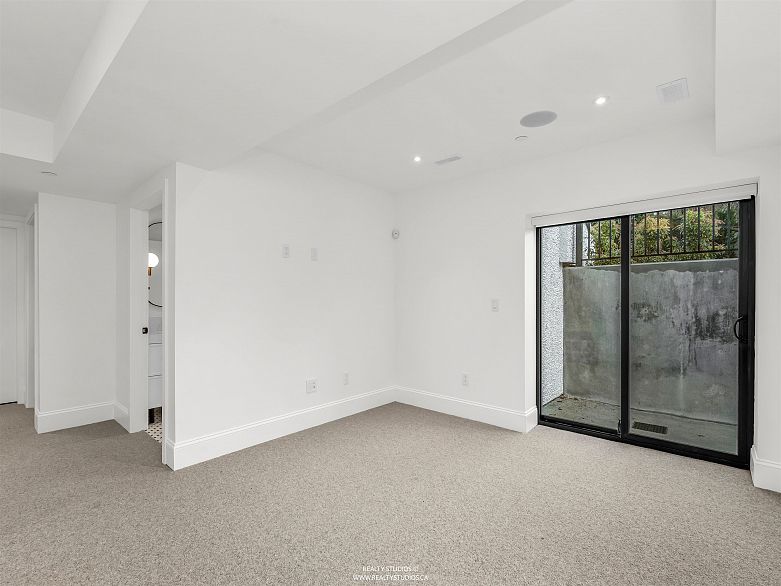 3 4088 Maple Crescent