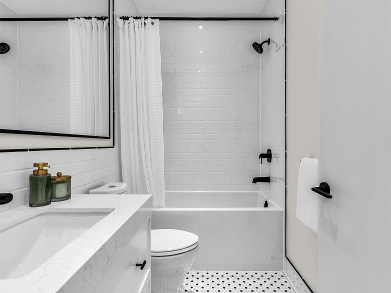 3 4088 Maple Crescent