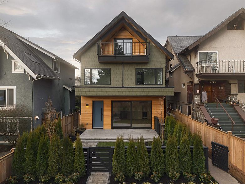 2 2755 W 11th Avenue