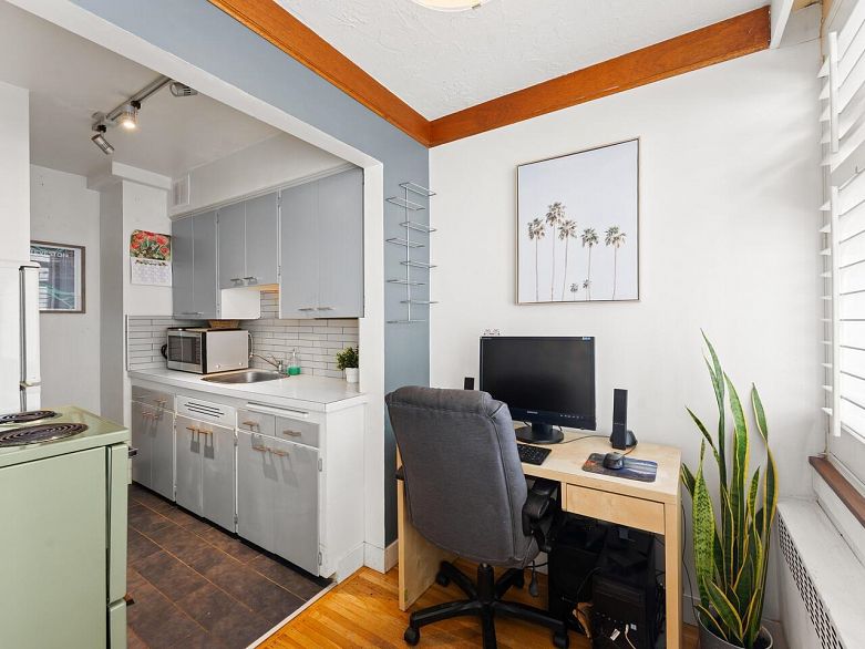 304 1975 Pendrell Street