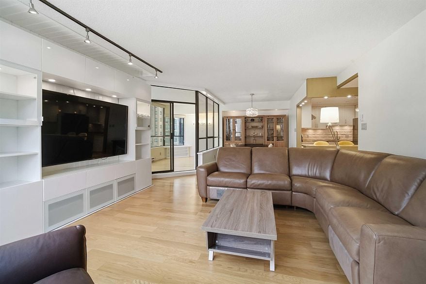 601 738 Broughton Street