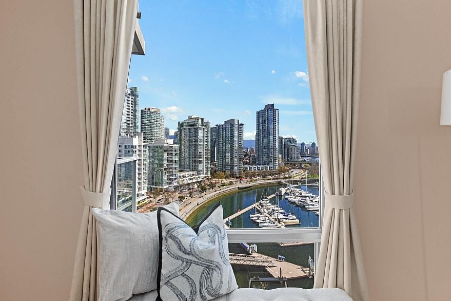 1601 1228 Marinaside Crescent