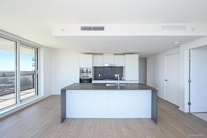 808 8555 Granville Street