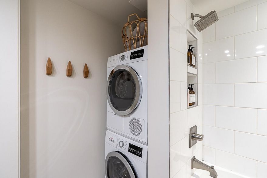 406 1072 Hamilton Street