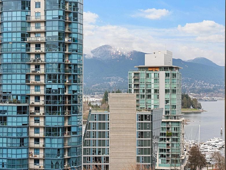 601 738 Broughton Street