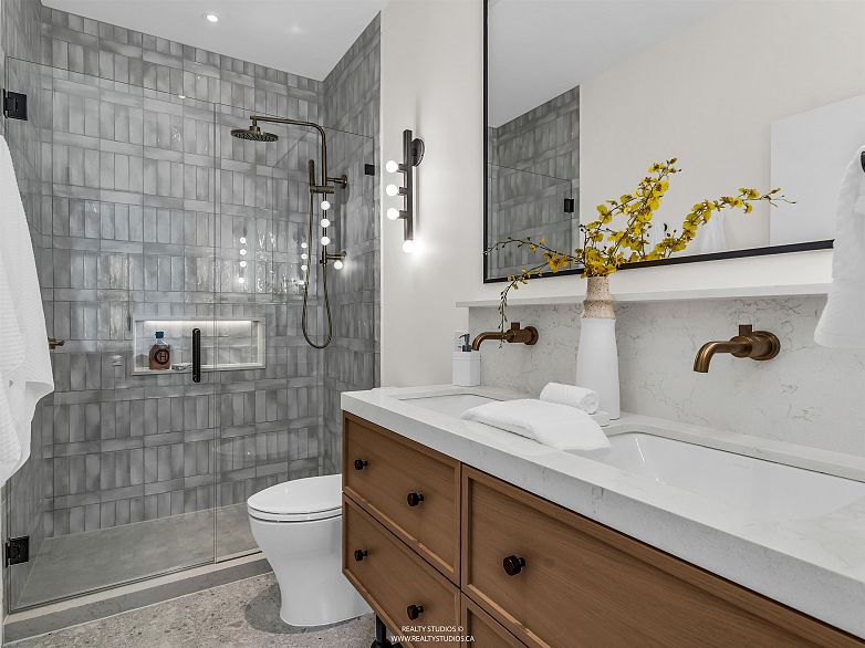 3 4088 Maple Crescent