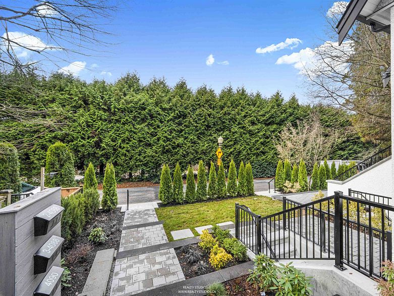 3 4088 Maple Crescent