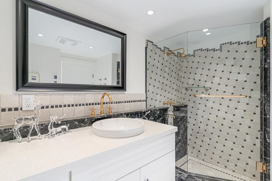 1402 837 W Hastings Street