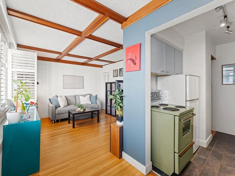 304 1975 Pendrell Street