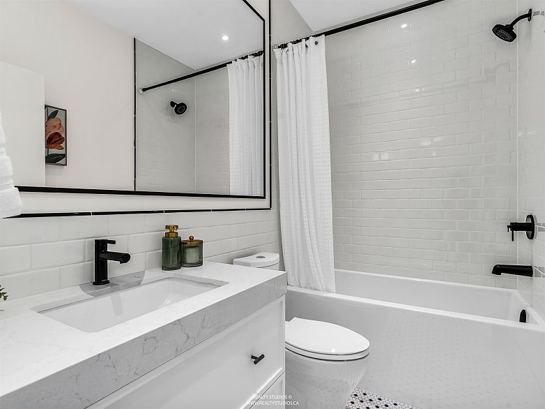 3 4088 Maple Crescent