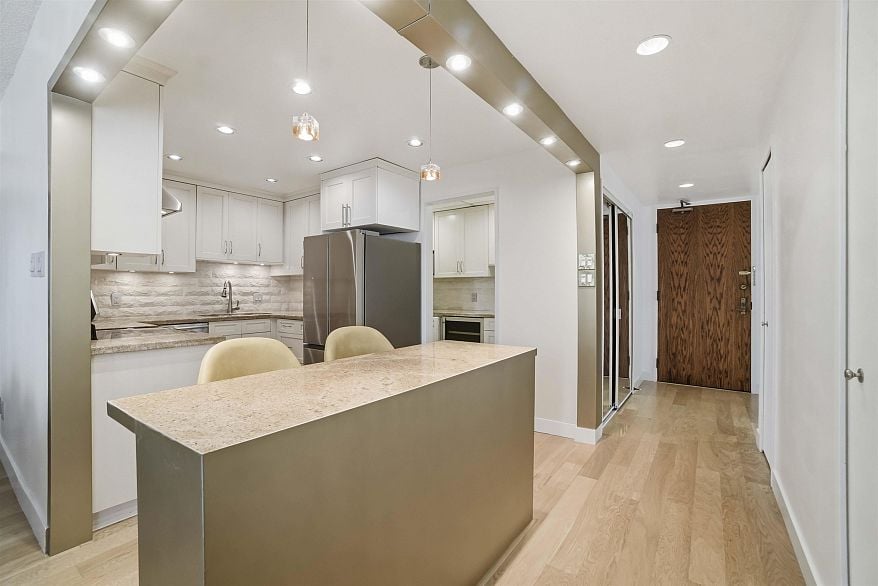 601 738 Broughton Street