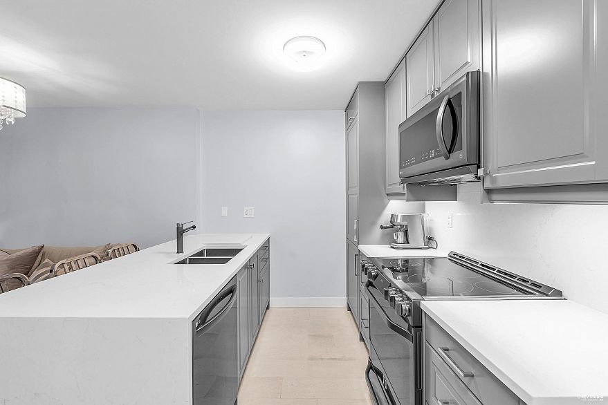 410 909 Mainland Street