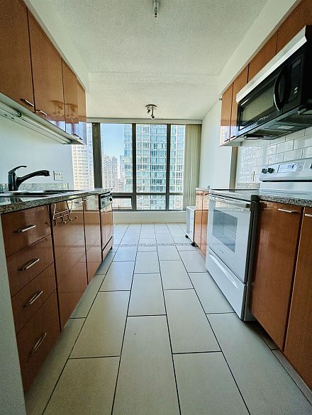 1808 1200 W Georgia Street