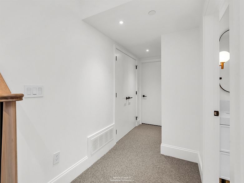 3 4088 Maple Crescent