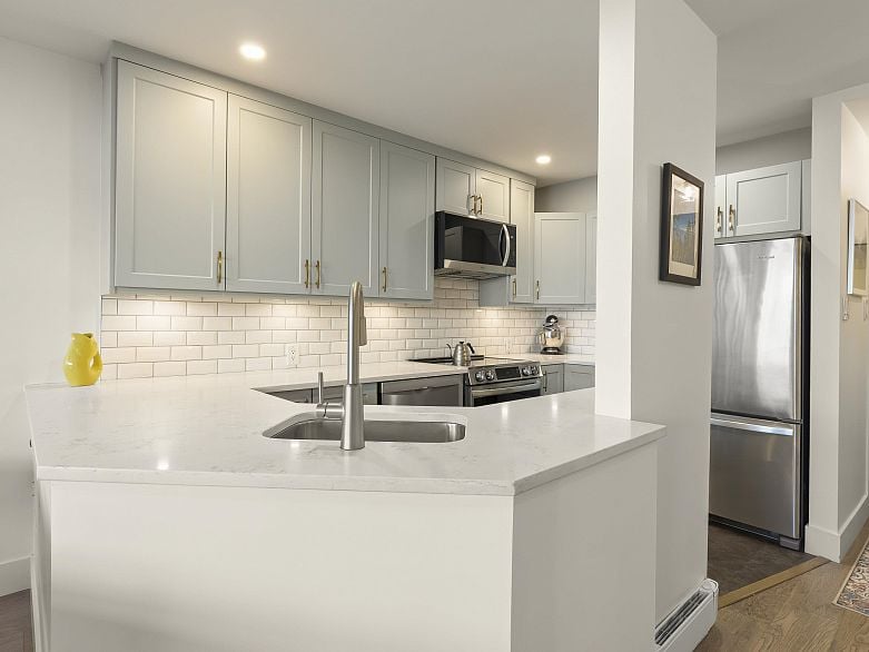 102 2287 W 3rd Avenue