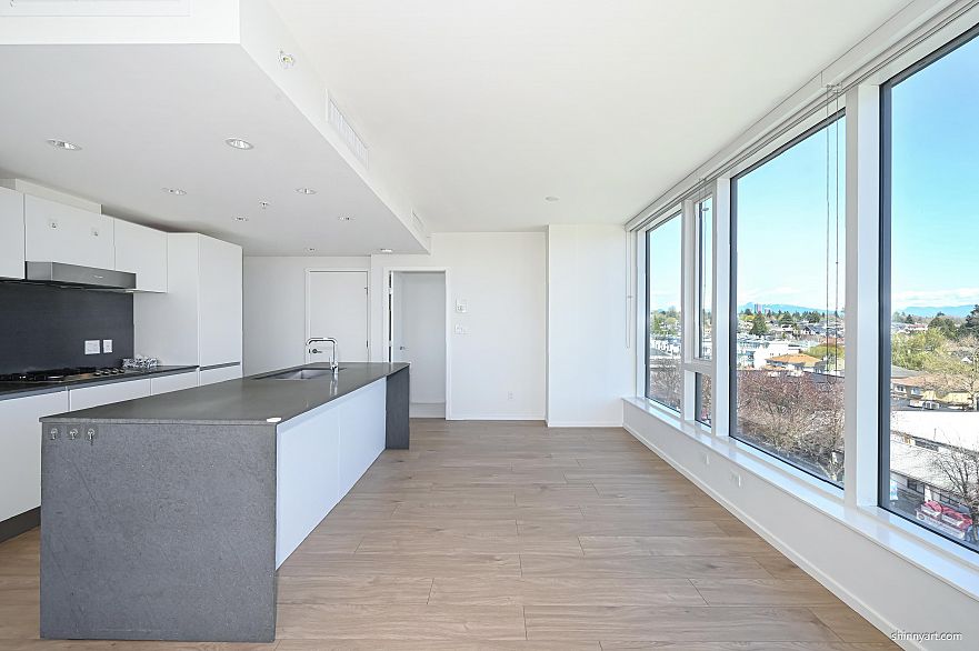 808 8555 Granville Street