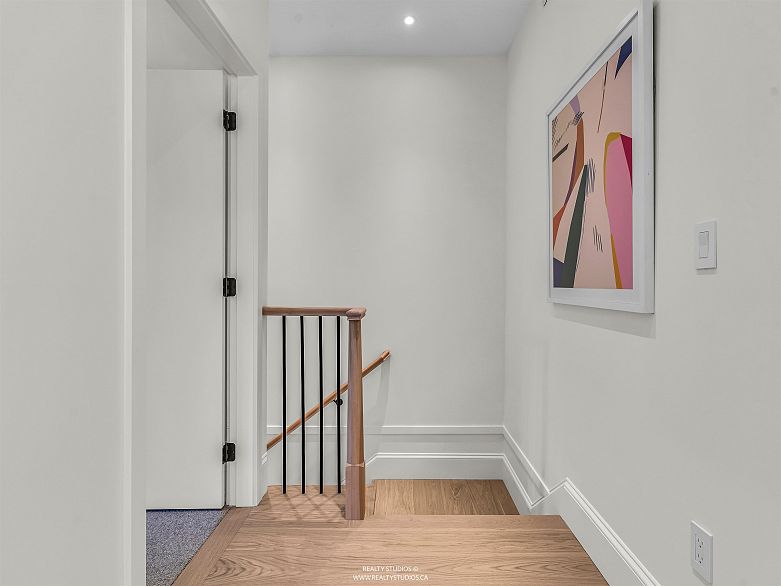 3 4088 Maple Crescent