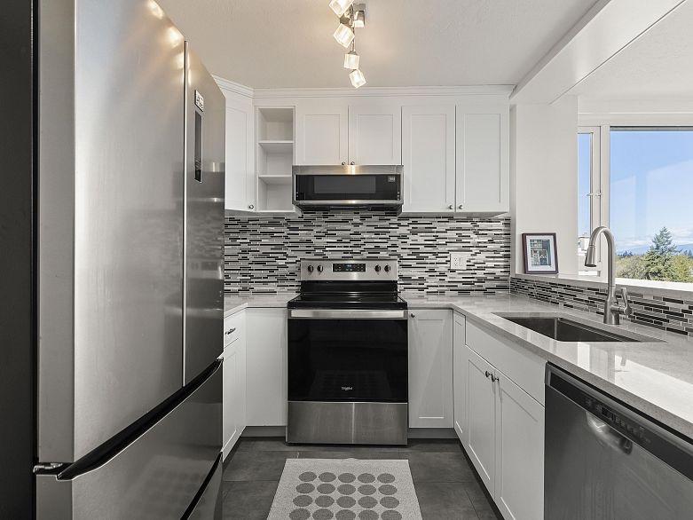 1102 5425 Yew Street