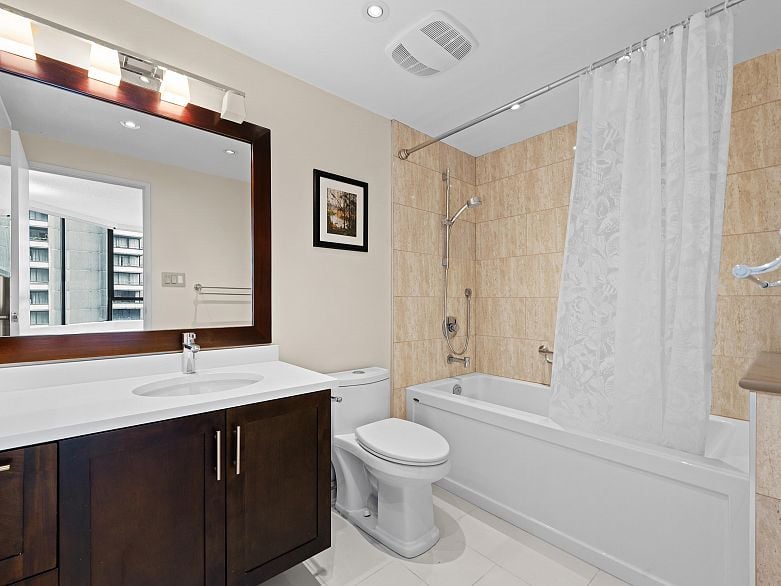 601 738 Broughton Street