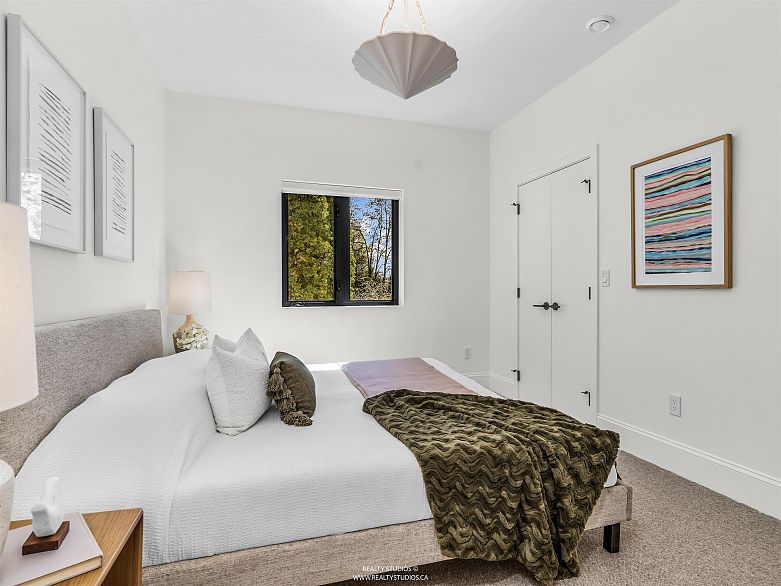 3 4088 Maple Crescent