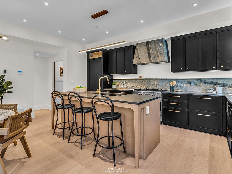 3 4088 Maple Crescent