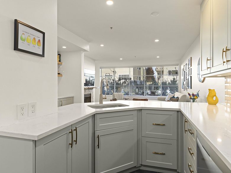 102 2287 W 3rd Avenue