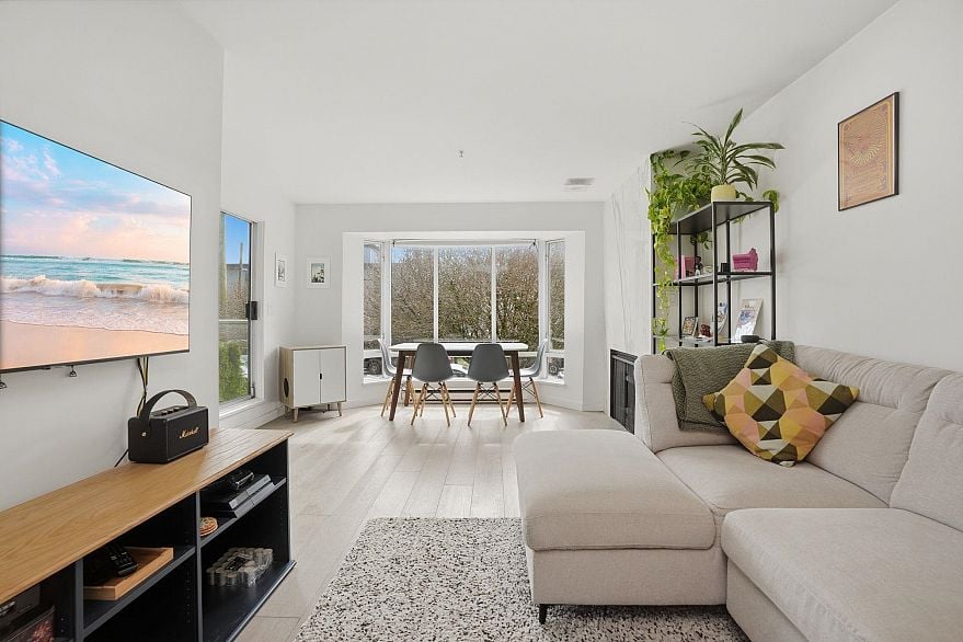 202 2195 W 5th Avenue