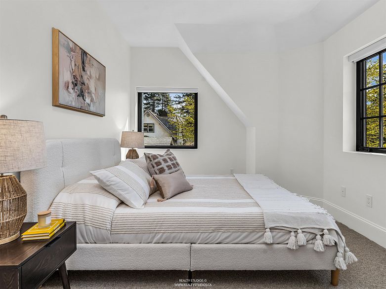 3 4088 Maple Crescent