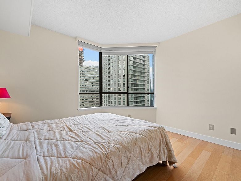 601 738 Broughton Street