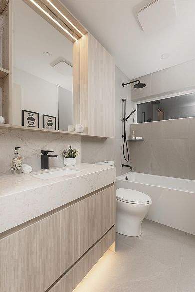 2 2755 W 11th Avenue