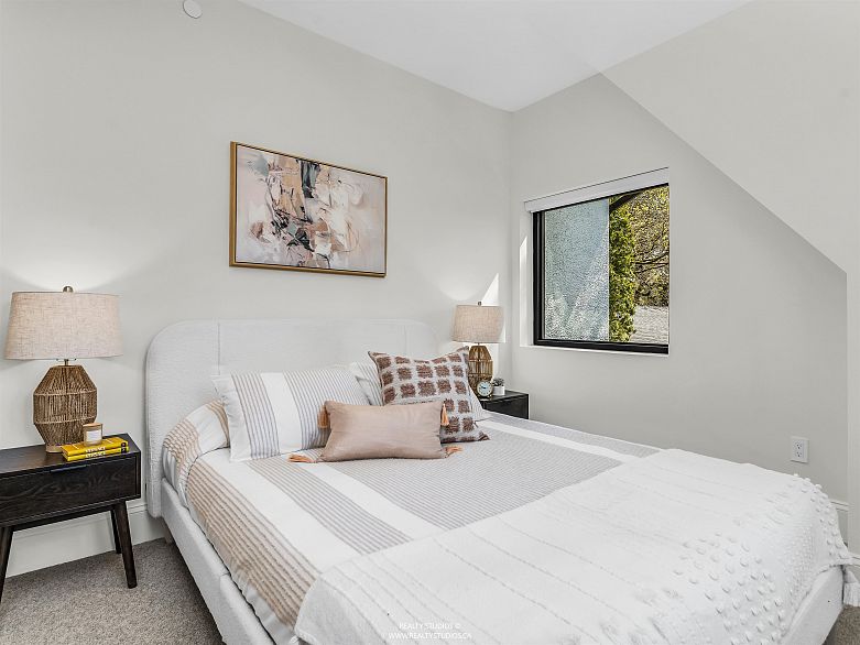 3 4088 Maple Crescent