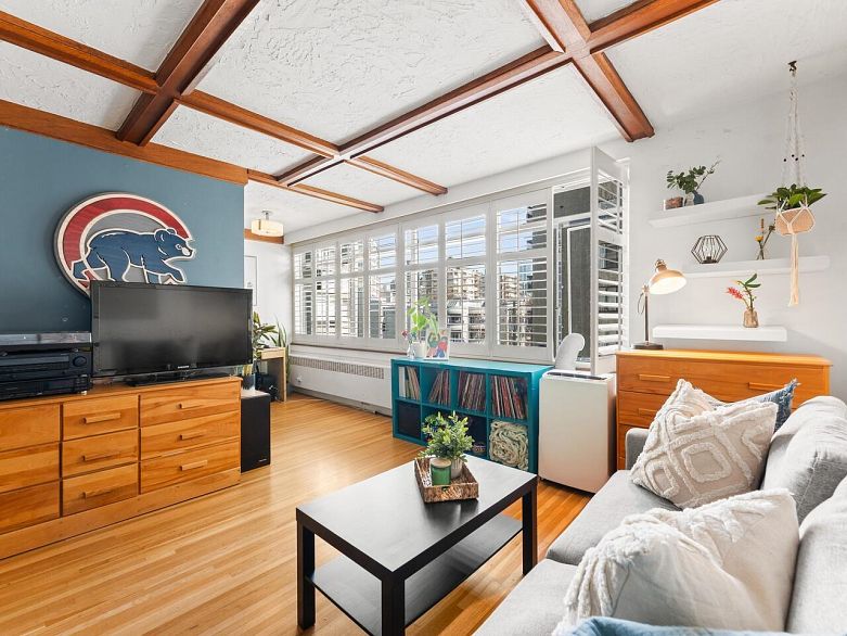 304 1975 Pendrell Street