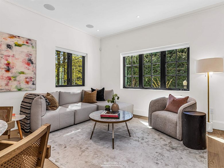 3 4088 Maple Crescent