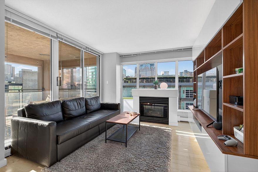 1201 183 Keefer Place