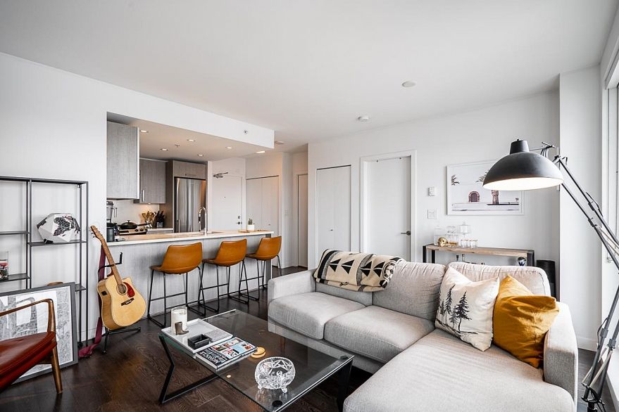 1110 933 E Hastings Street