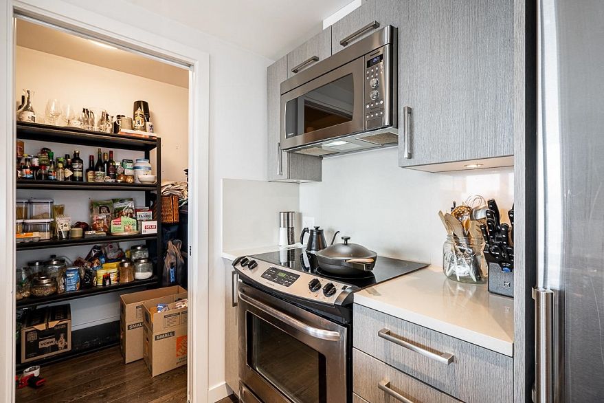 1110 933 E Hastings Street