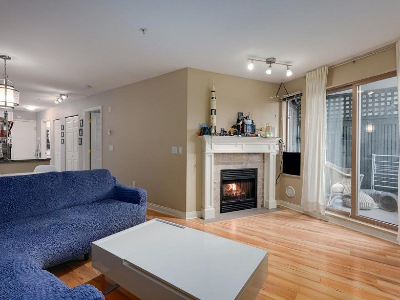 209 688 E 16th Avenue