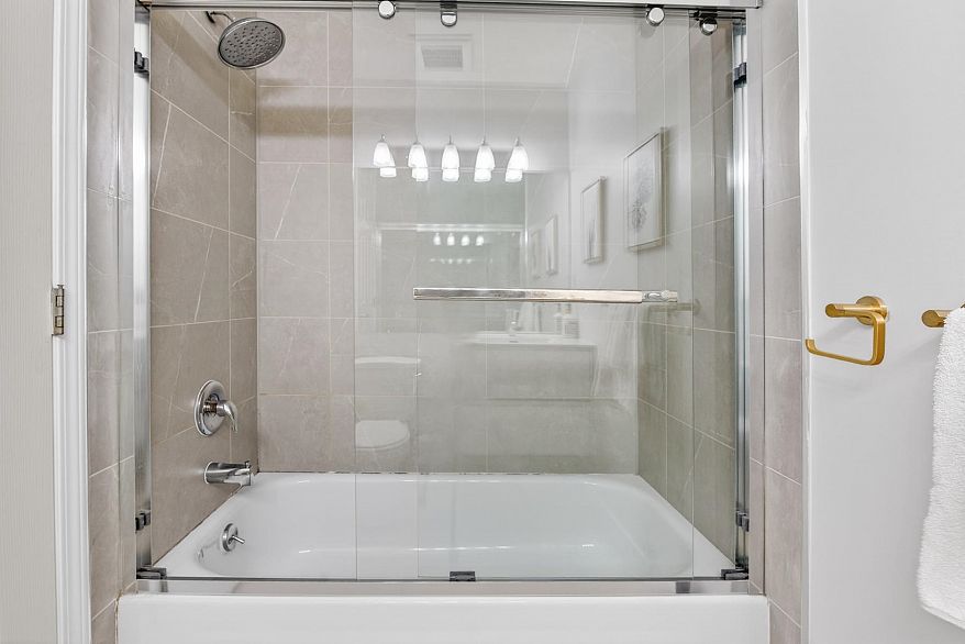 311 1010 Howe Street