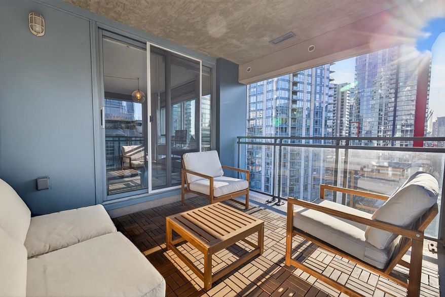 1201 183 Keefer Place