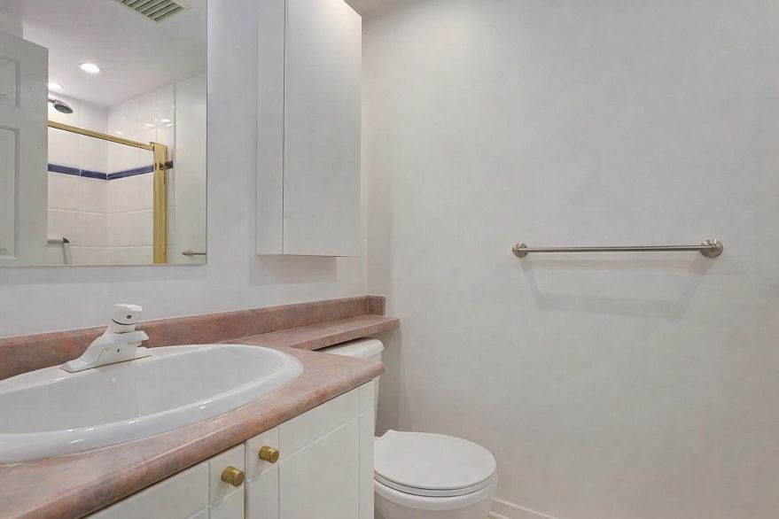 209 688 E 16th Avenue