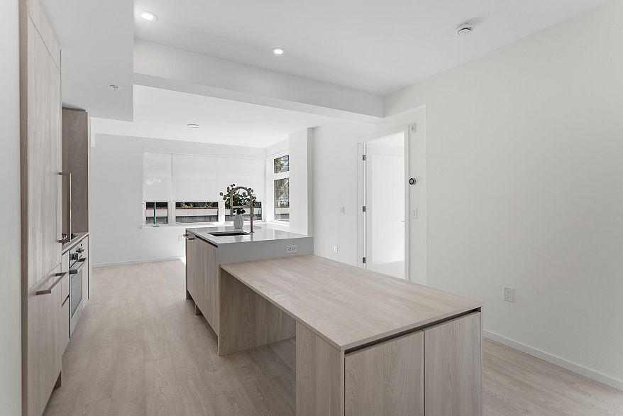 304 3264 Vanness Avenue