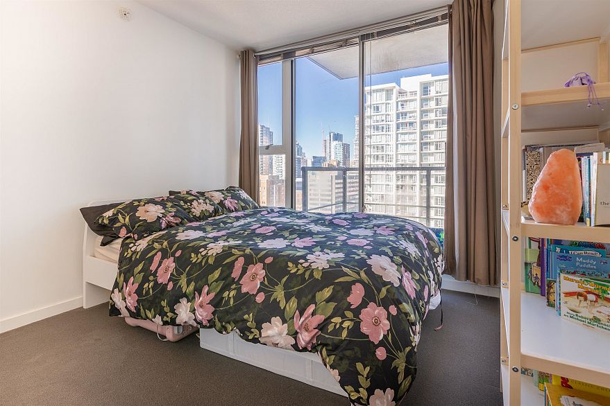 1806 111 W Georgia Street