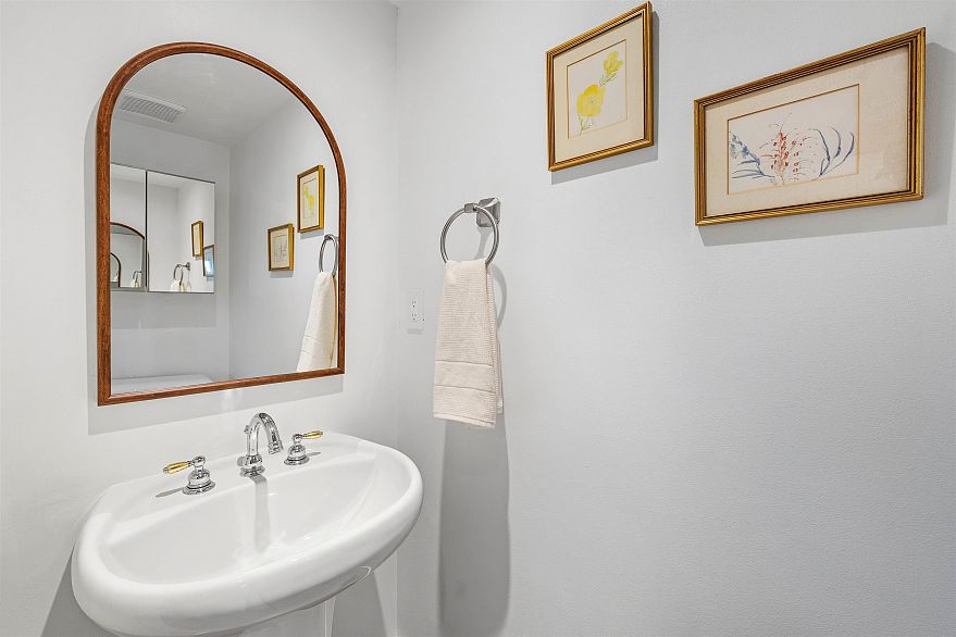 1 8581 Jellicoe Street