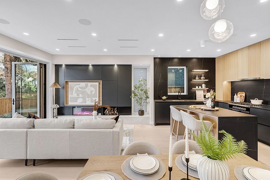 2 2764 W 14th Avenue