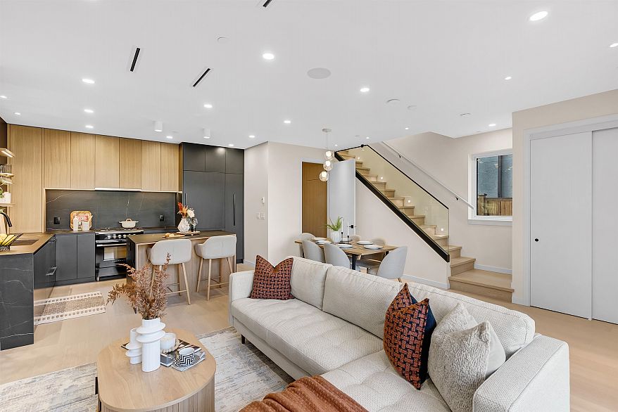 2 2764 W 14th Avenue