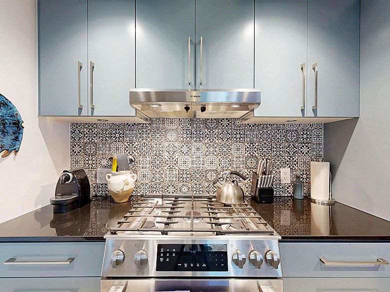 503 638 Beach Crescent