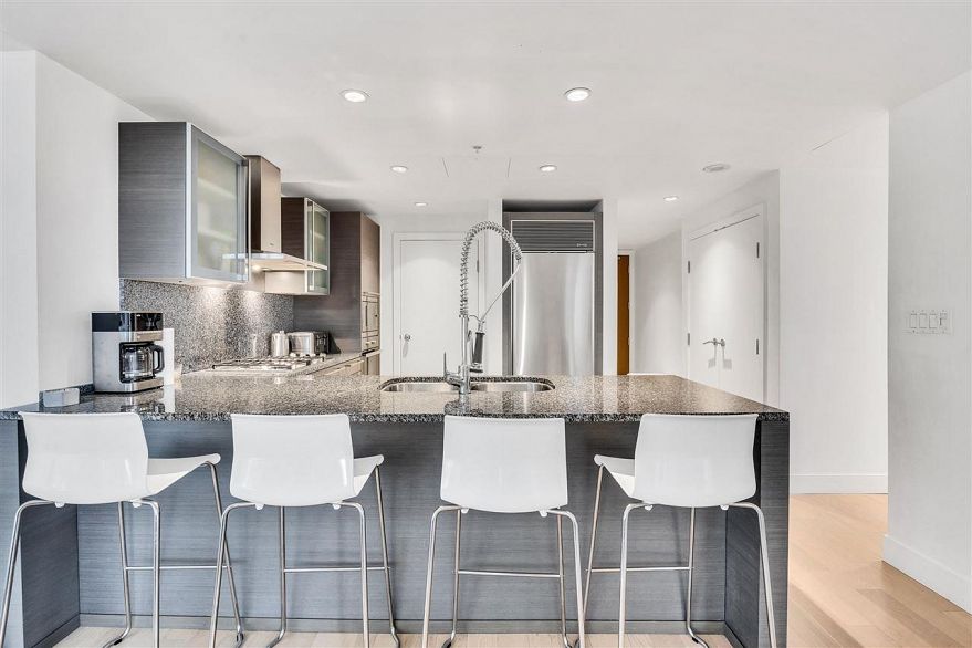 2208 1111 Alberni Street