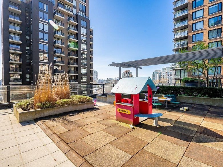 807 1088 Richards Street